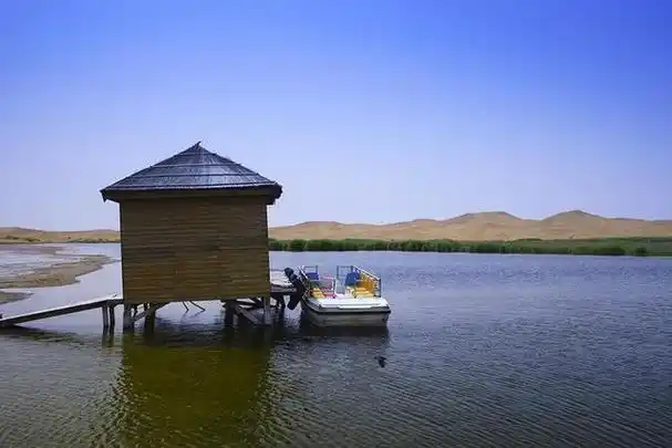 内蒙之珠,月亮湖风景区震撼登场.探秘沙漠深度旅游胜地!