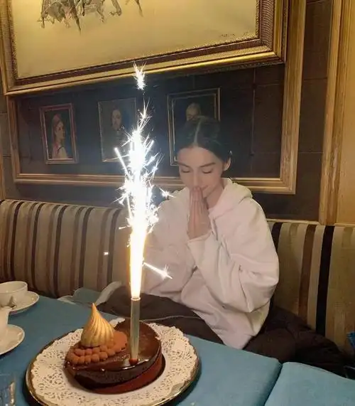 baby巴黎提前庆生30岁依旧少女感十足低头许愿表情虔诚