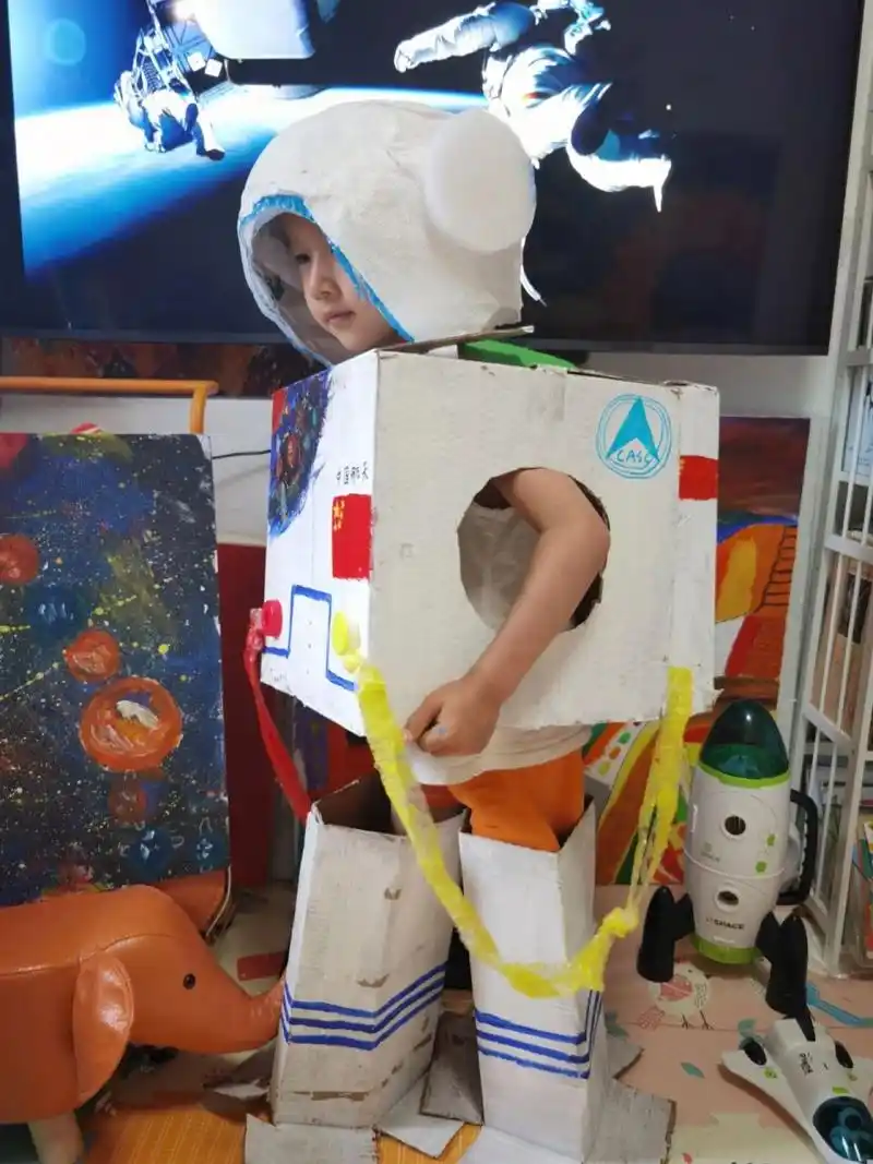 小朋友想要擎天柱 这也太为难老母亲了 最后经过协商,制作纸壳宇航