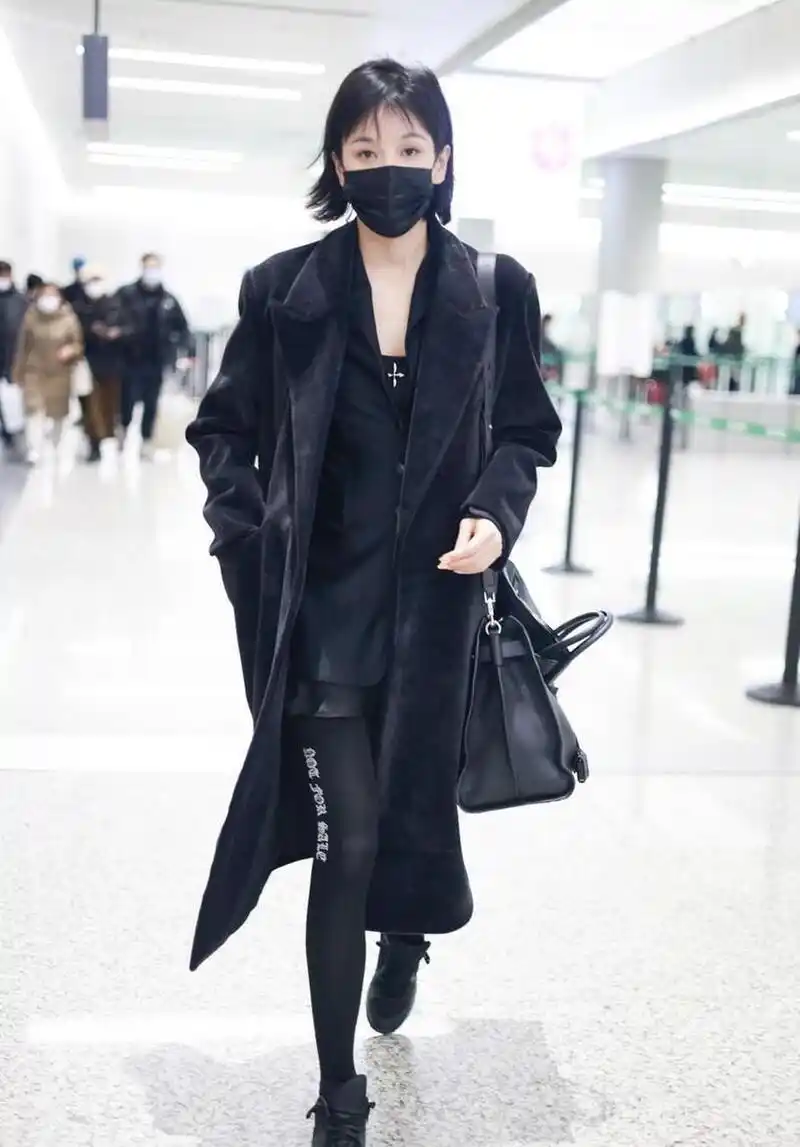 张蓝心机场街拍 黑色西服裙配 黑丝大长腿绝了,肩披黑色大衣,霸气女