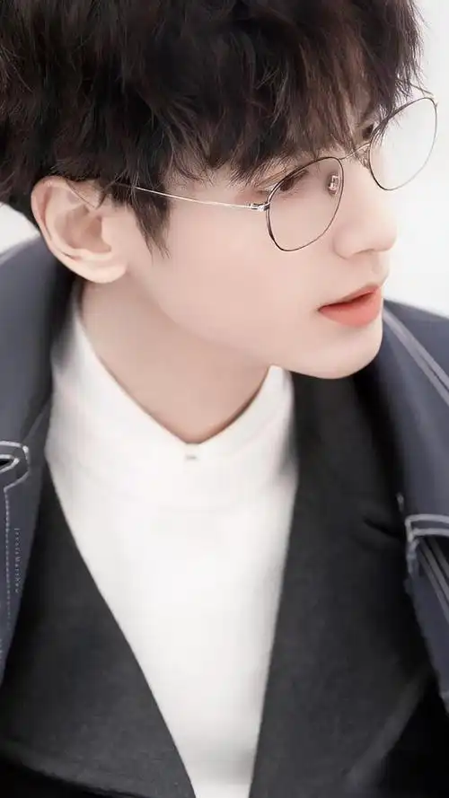 小咕每日安利#小咕今天分享是建模脸罗云熙的侧颜小合集啊,颜值高