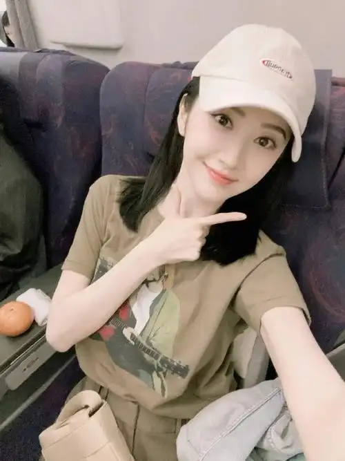 景甜托脸嘟嘴自拍