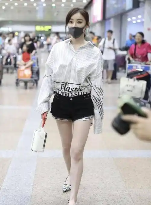 原创袁姗姗好会玩巴掌裤套在衬衫外面远远看去下半身像是没穿