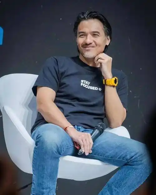 冯德伦拍摄纪录片力捧美国霸王级新人娅娅