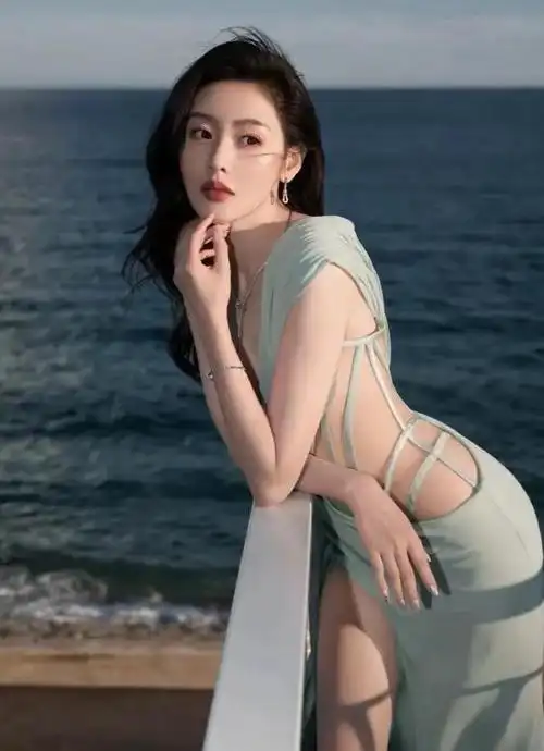 33岁张天爱,现身戛纳引爆热搜,黄金腰臀比,身材火辣