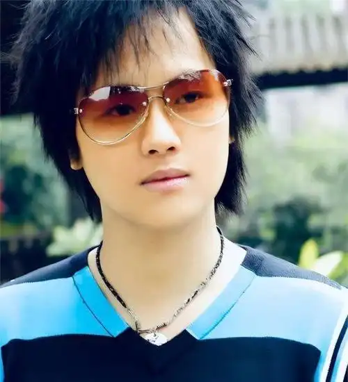 一首歌狂赚2亿,连春晚都请不动他,却没人敢说他摆架子