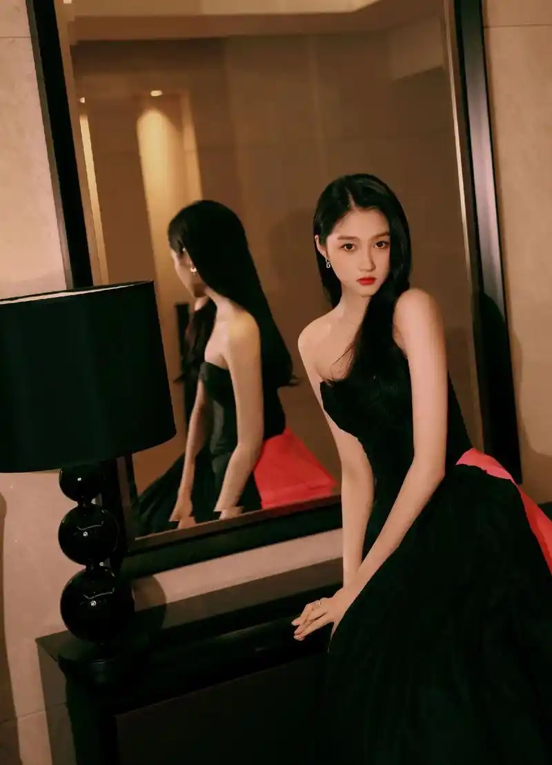 关晓彤黑桃撞色礼服亮相好瘦好美好好看
