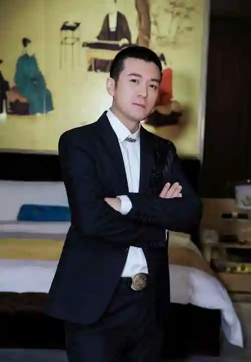 杨子直播深受大家喜爱被人民日报授予人民主播61品牌推荐官