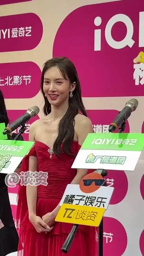 金晨红色抹胸纱裙好绝,锁骨好漂亮,姐姐的身材真的很可!