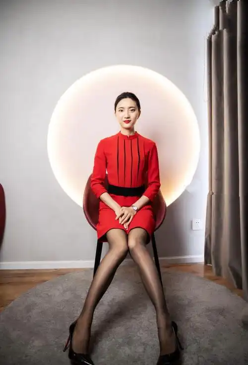 浅立领衬托出空姐的优雅气质;黑色线条为服装注入理性沉稳的特质; "