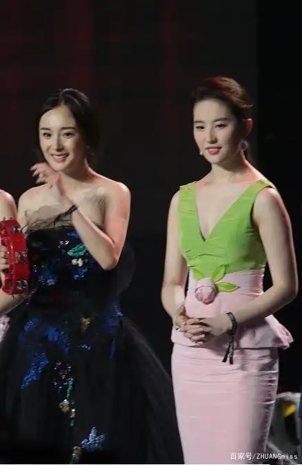 刘亦菲杨幂同框旧照曝光,两人穿着休闲面容青涩,互为对方打伞.