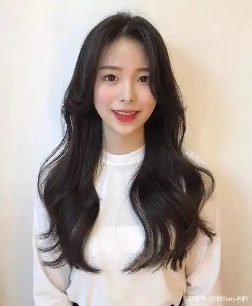 因为波纹浅,也很适合短发或是锁骨中长发,不会让发丝过度蓬松,发型太