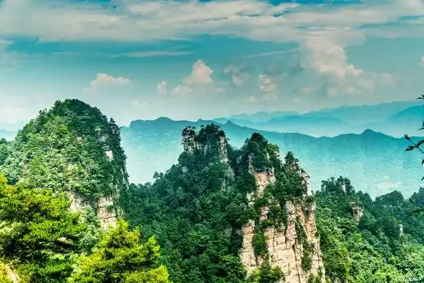 张家界是一座位于湖南省的著名旅游城市,以其壮观的山峰景观和丰富的