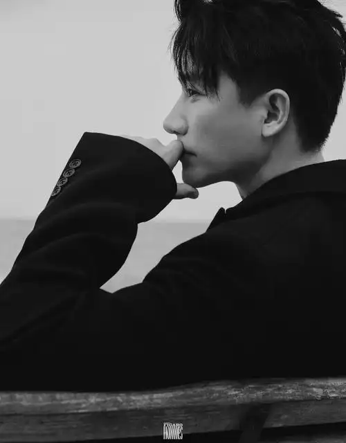 黄轩登杂志九月刊海岸间彰显秋日冷冽质感