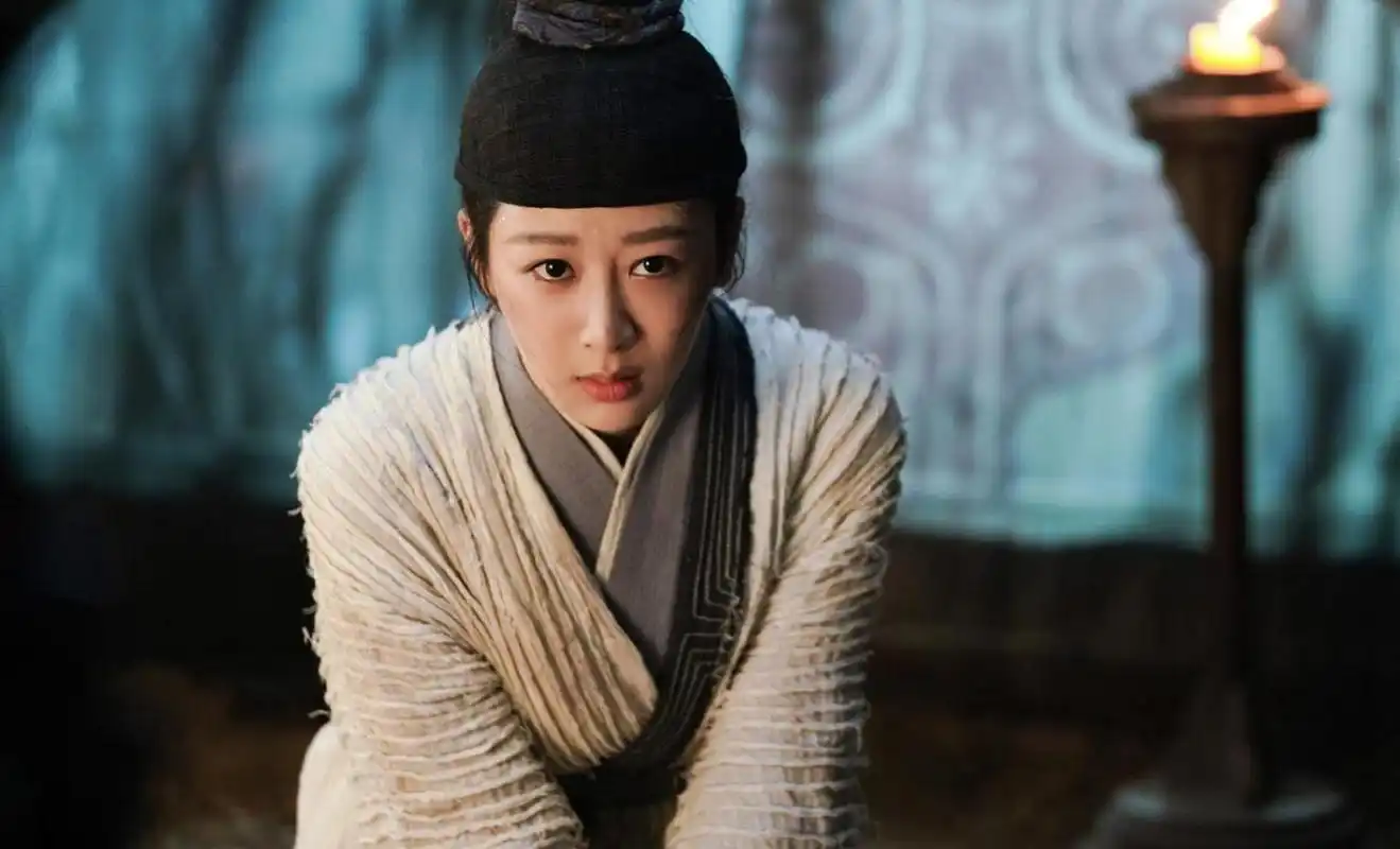 玱玹知道她不爱丰隆,现在看着她笑着