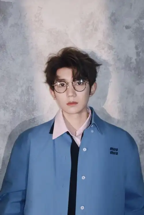 王源蓝色look新图,青春活力尽显潮流格调,帅得很轻松