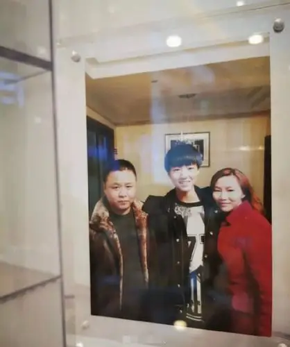 王俊凯父母奶茶店开张 店内摆全家合影播儿子节目超用心