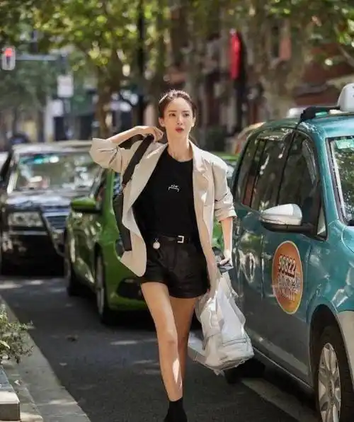 《了不起的女孩》中金晨真的太会穿了,完美示范职场高级穿搭!