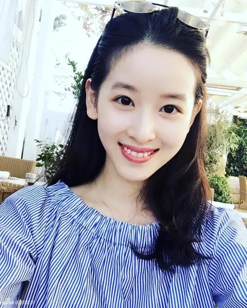 奶茶妹妹彩色抹胸长裙漫步泳池边 轻抚秀发低头甜笑