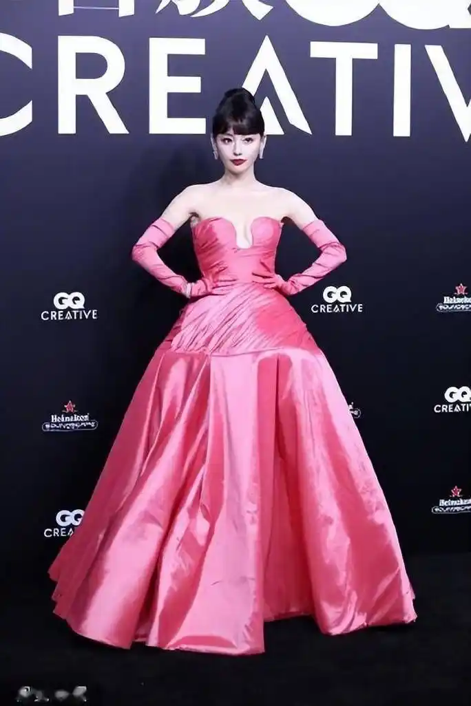 女团风的张嘉倪美呆了!粉色长发配高级感穿搭,一点不像35岁的人