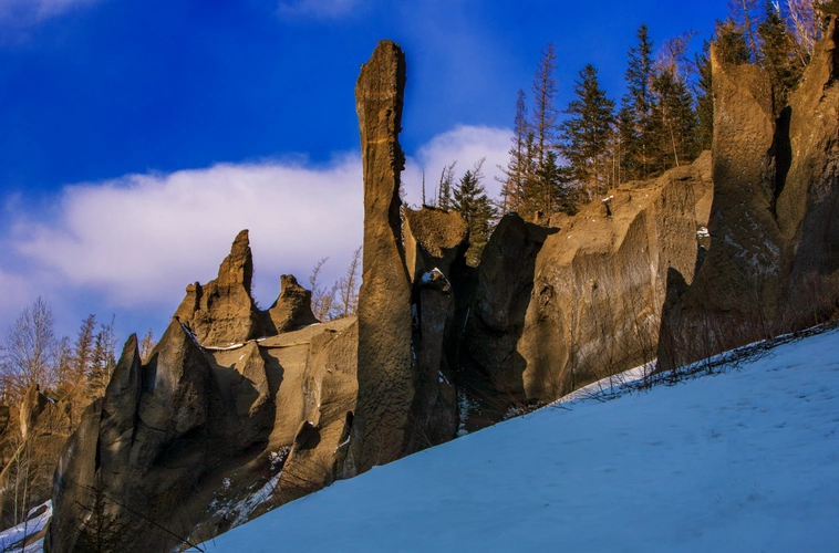 峡谷浮石林景区距长白山北景区山门100米,坐落在火山爆发,地壳变动后