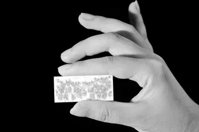 两毫米毛发刻360个字母微雕第一人年近古稀收徒难