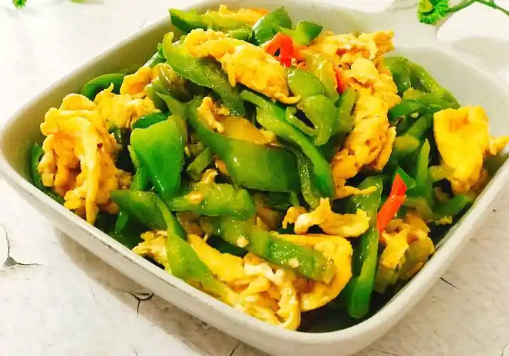 天热不想吃饭胃口差,不妨来盘青椒炒蛋,质嫩爽口,百吃不厌_青椒炒鸡蛋