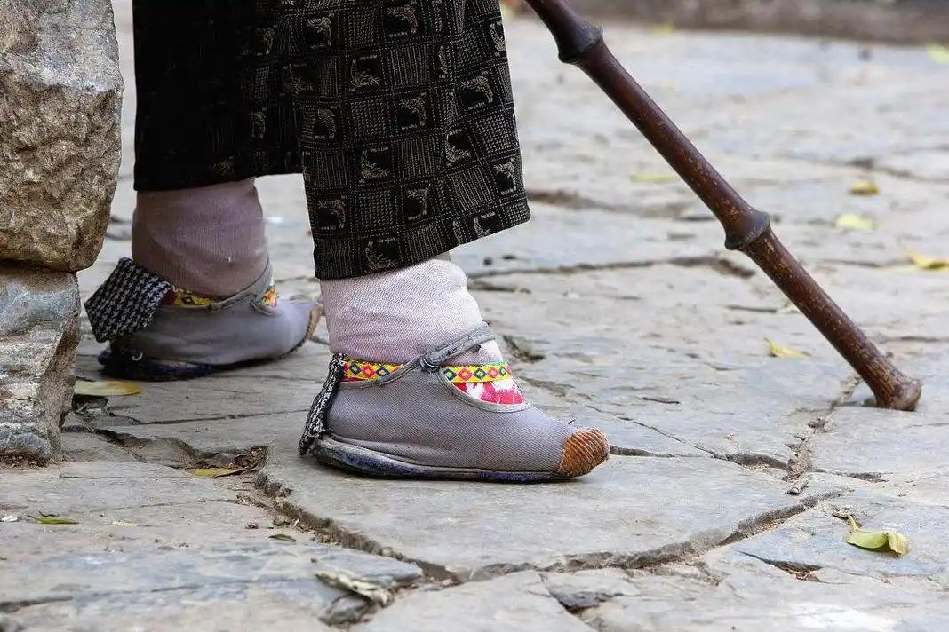 为什么古代裹脚能盛行900年?有两大原因,大多数女子不敢违背