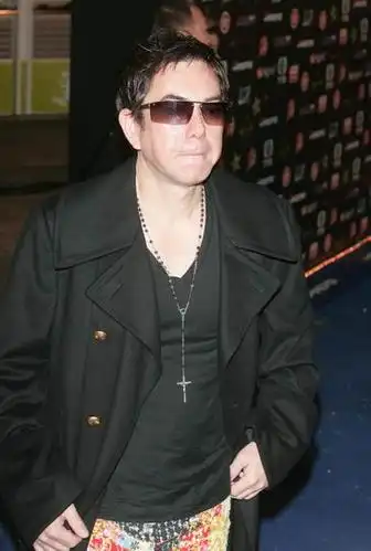 图文:黄秋生戴墨镜脖上套银色十字架十分醒目