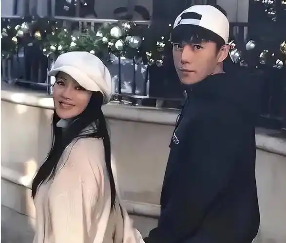 52岁伊能静靠在秦昊腿上,秦昊的手引人注目:结过婚的都懂