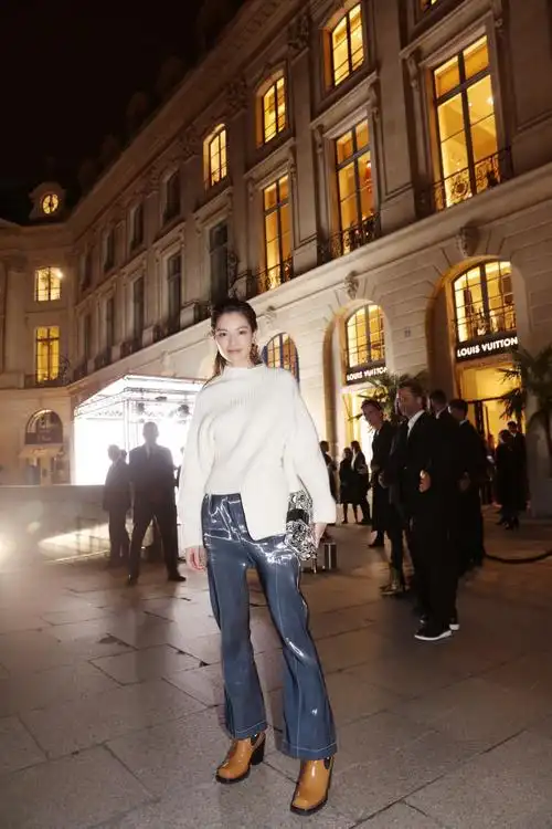 钟楚曦穿背心现机场,满屏都是男性荷尔蒙,跟王珞丹有的一拼了!