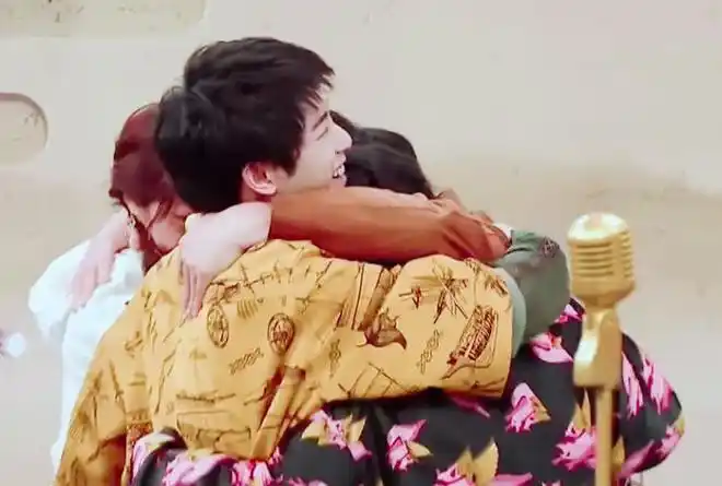 华晨宇拥抱关晓彤看到手的位置网友鹿晗酸了