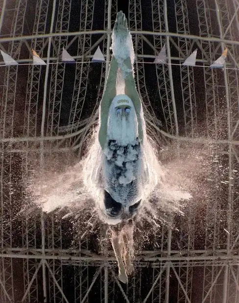 运动员入水瞬间.