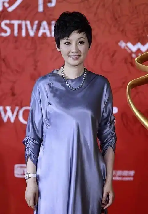 冯小刚妻子徐帆好有气质,身穿蓝色长裙,看起来知性又优雅_女性_中年