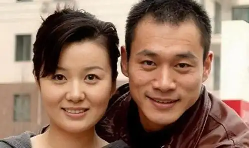 54岁武松丁海峰在美国树林砍柴烤肉豪宅尽显气派