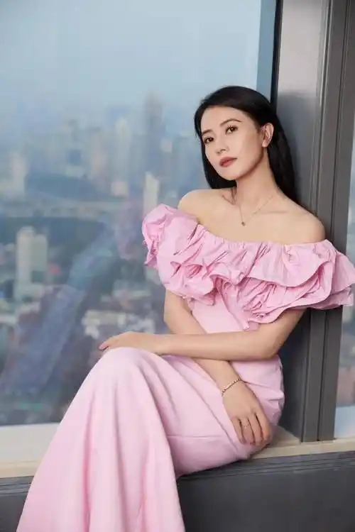 高圆圆上海出席活动!皱纹明显妆造被吐槽,却治好网友的容貌焦虑