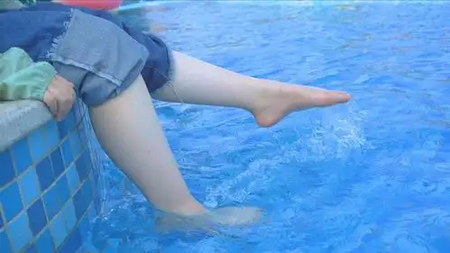 4k女生坐在台阶上踢水