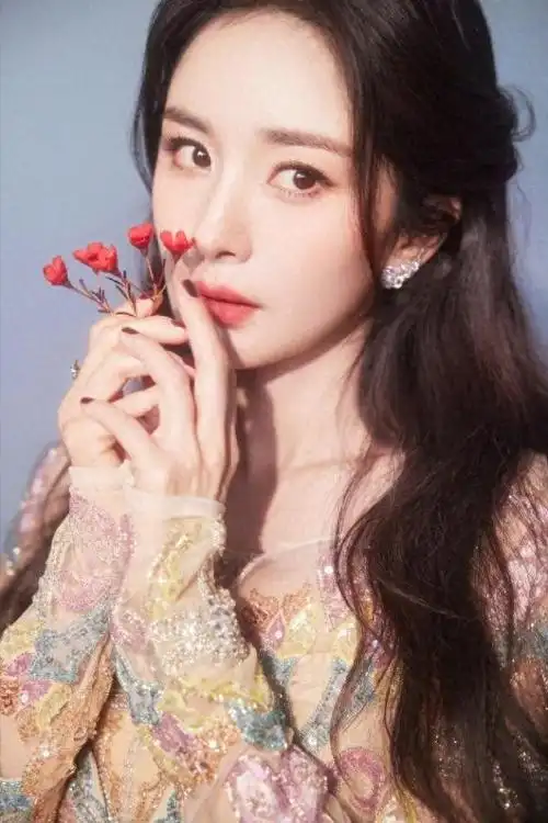 杨幂最新造型大片曝光鎏金薄纱裙华丽亮相温婉与优雅的气质