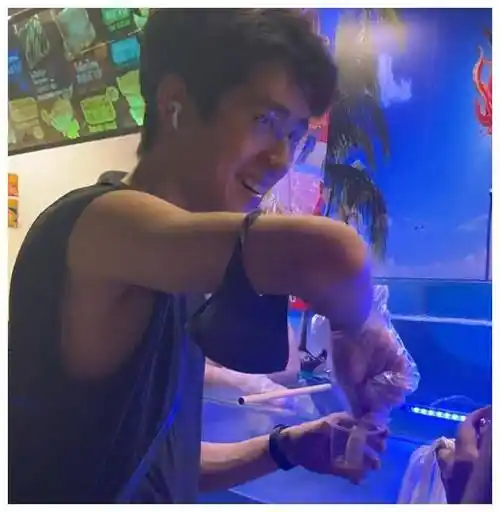 原创刘昊然佟丽娅文咏珊泰国偶遇领着儿子的佟丽娅也在现场