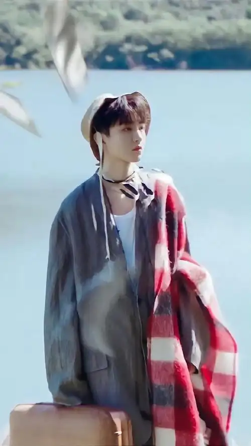 有一种氛围感叫春天##王俊凯的高中毕业照