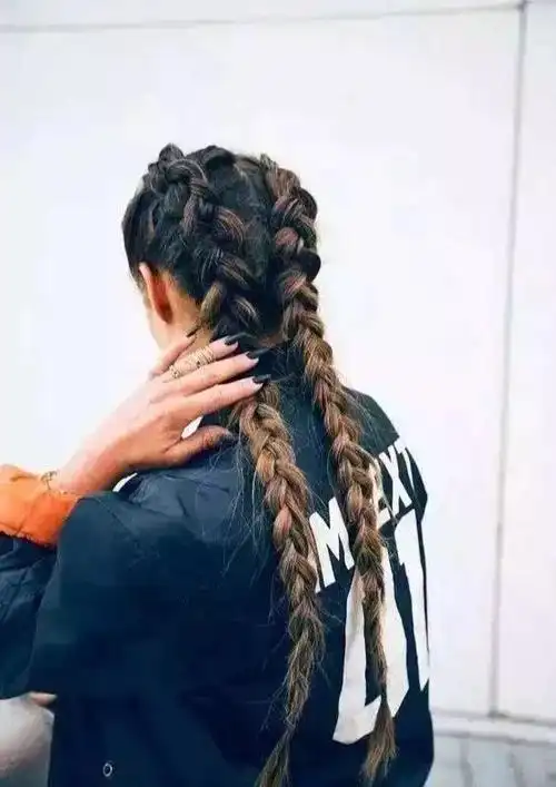 jennie的单麻花辫也超好看,给人一种邻家小妹的的感觉,少女感十足!