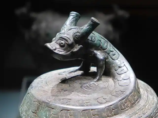 卷体夔纹龙盖罍——喀左小波汰沟青铜器窖藏出土