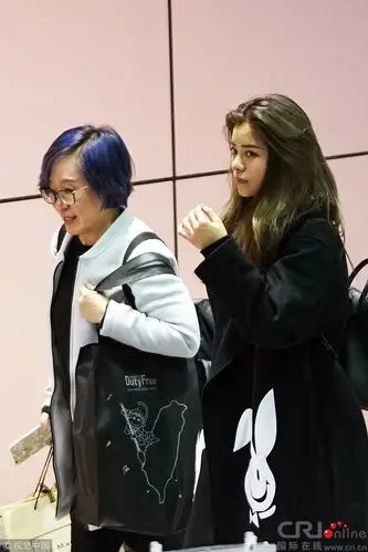 彭于晏前绯闻女友林珈安亮相机场 乖巧可人