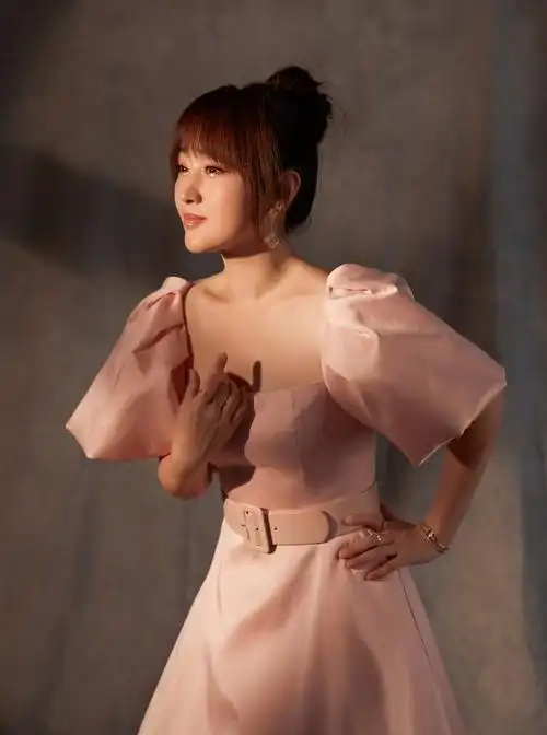 甜歌女杨钰莹,这套蛋灰色裙子好漂亮