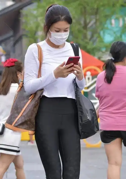 深色纹理的紧身裤搭配洁白上衣清新大气简约时尚