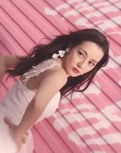 迪丽热巴不再遮掩!穿"牛奶液体裙"亮相,媚而不俗才是最好诠释