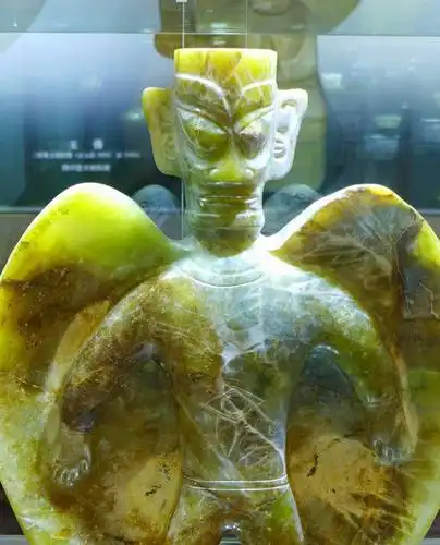 如果你只知道三星堆青铜人头像,那就太naive 了,三星堆不仅有"玉人"