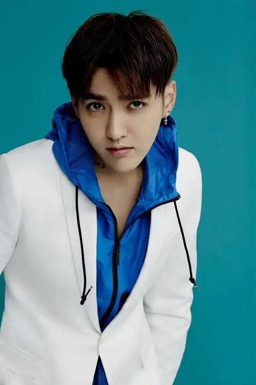 组图:吴亦凡最新写真 鬼马表情吸睛青春写真