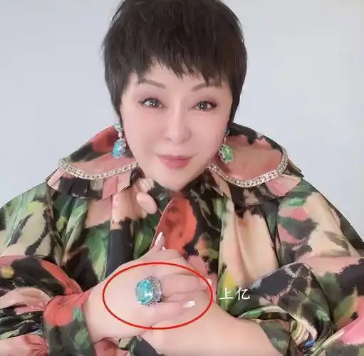 63岁向太近照曝光,戴鸽子蛋大钻戒价值上亿,开美颜过度变锥子脸_生活