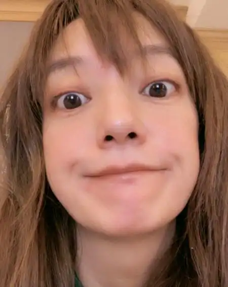 43岁赵薇吃了"防腐剂"?近照皮肤水嫩美翻了,大笑颜值也没崩